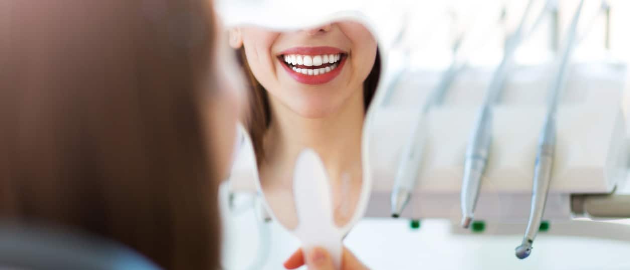 Mundhygiene - saubere Zähne im Spiegel
