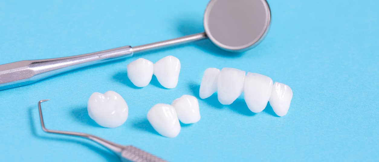 Zahnersatz - weisse Zähne und Zahnarztbesteck