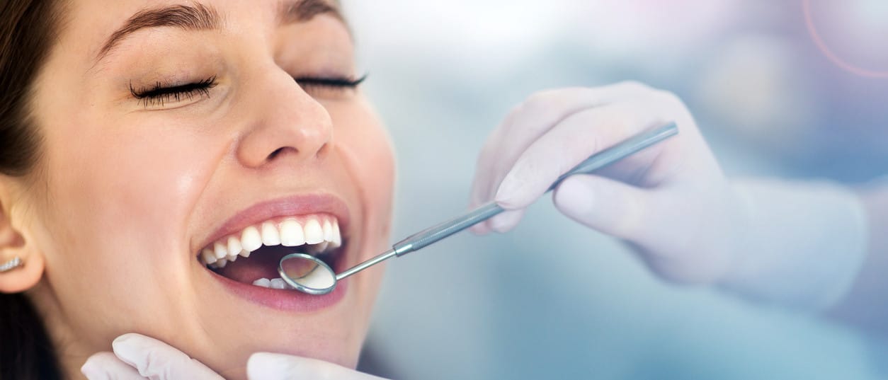 Parodontologie - Frau mit schönen Zähnen